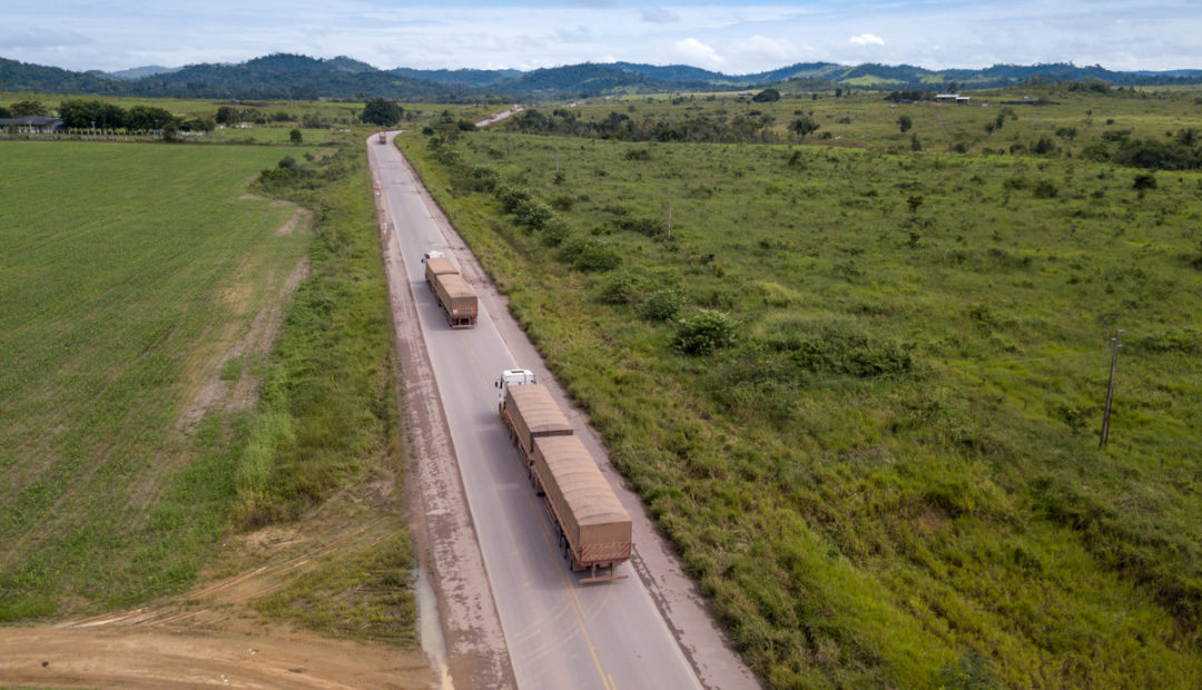 Vista aérea de caminhões transportando produtos do agronegócio