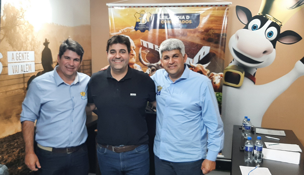 Donos da Fazenda Carnaúba, Joaquim e Daniel Dantas, com CEO do MF Rural ao centro, no estúdio do MF Leilões